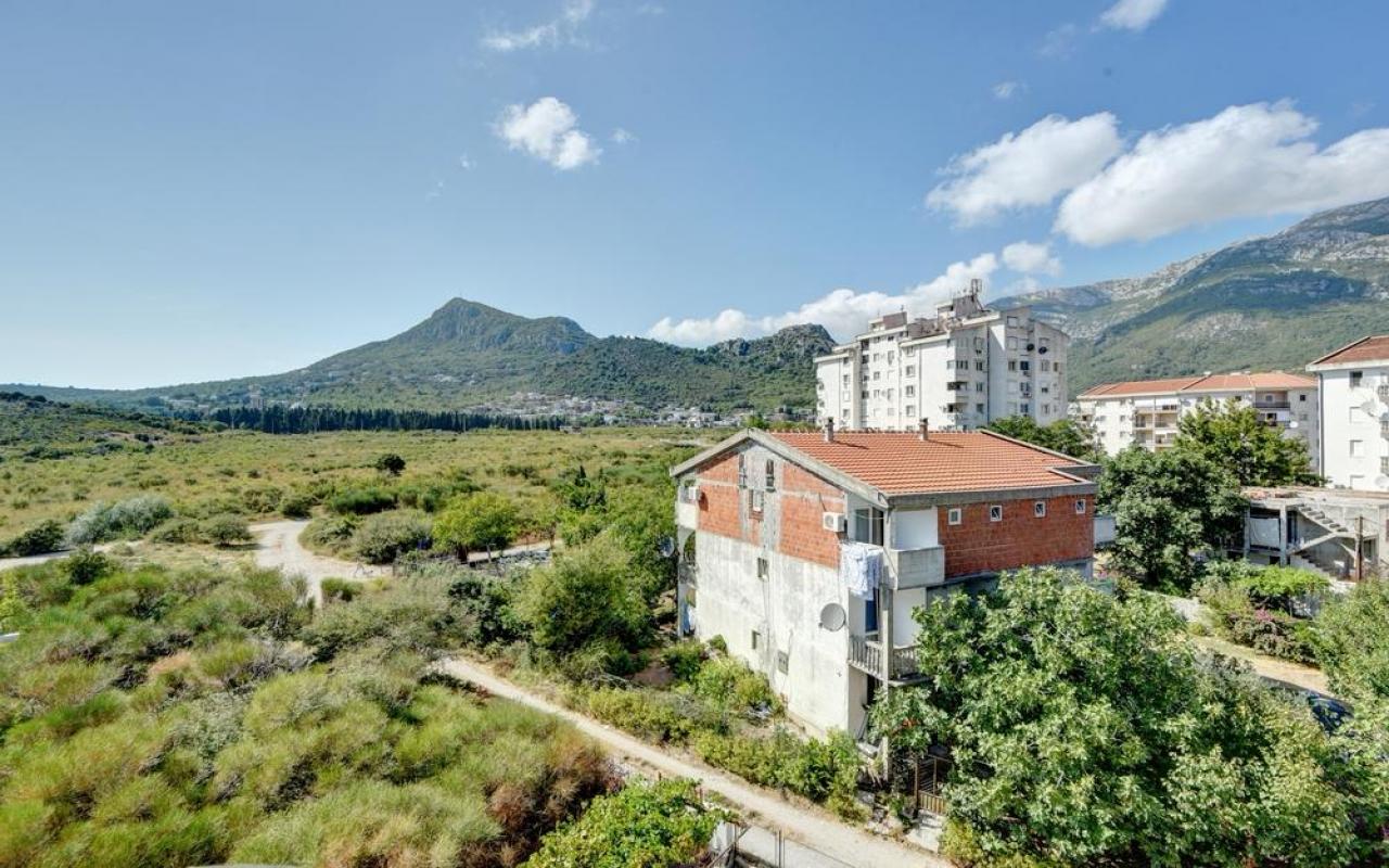 Dnevni najam duplex apartmana sa 2 spavaće sobe od 65 m2 u Sutomoru