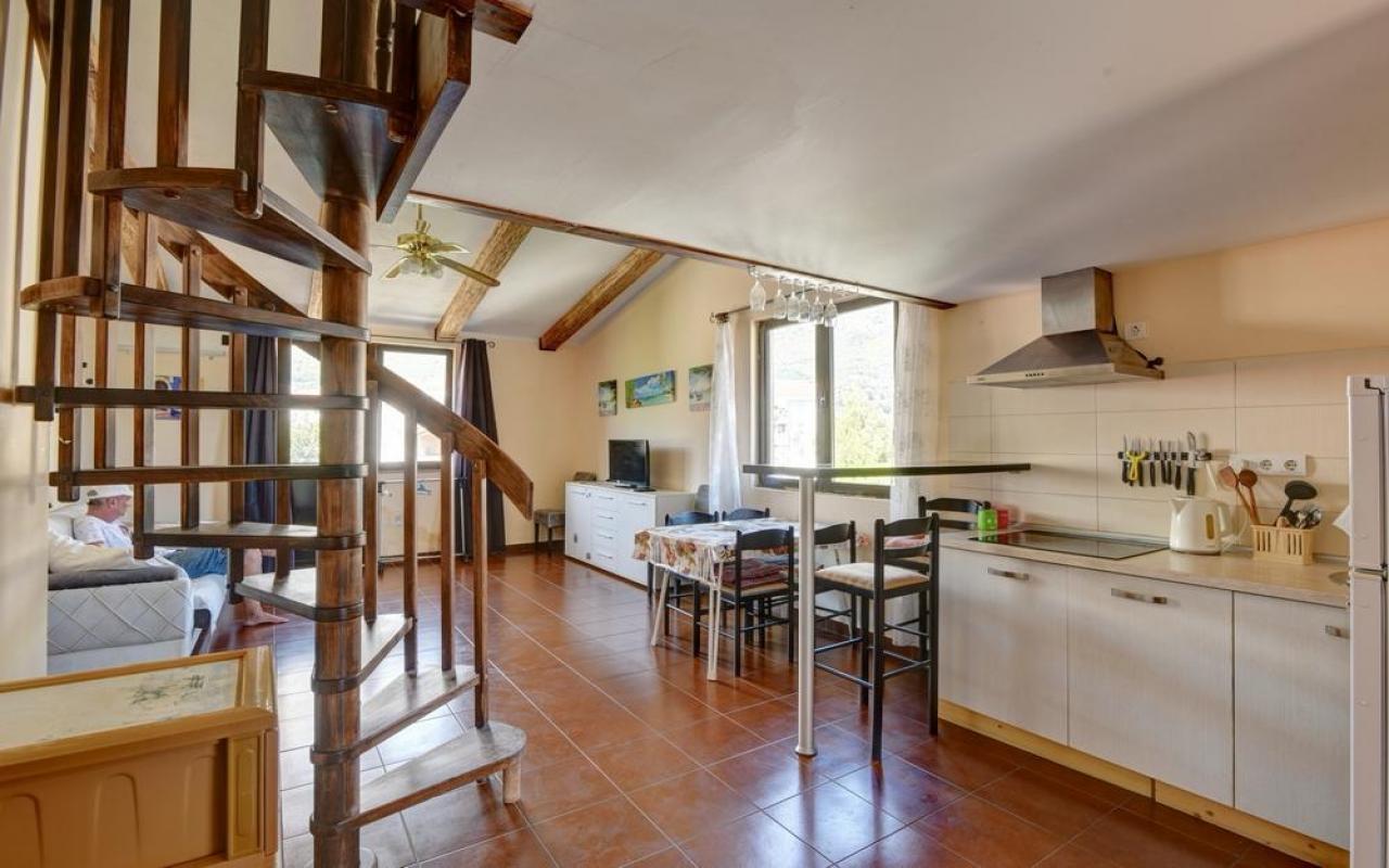 Dnevni najam duplex apartmana sa 2 spavaće sobe od 65 m2 u Sutomoru