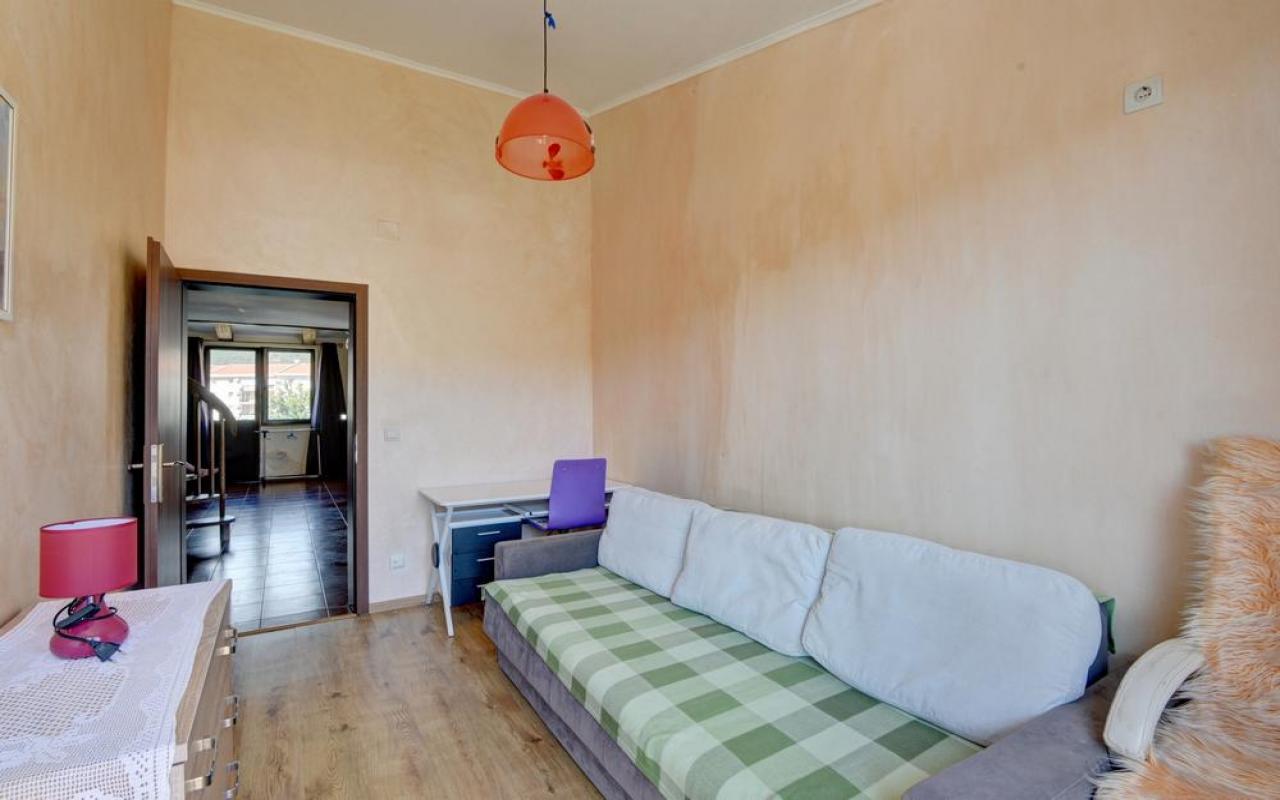 Dnevni najam duplex apartmana sa 2 spavaće sobe od 65 m2 u Sutomoru