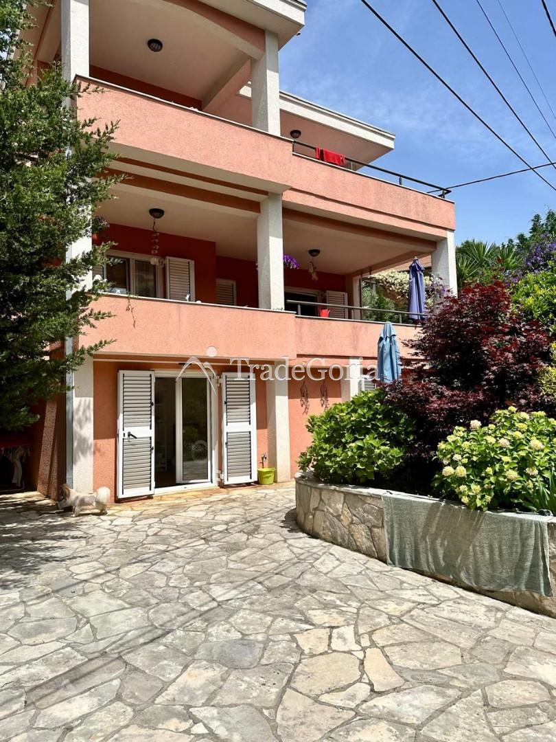House with a Large Garden in Uteha