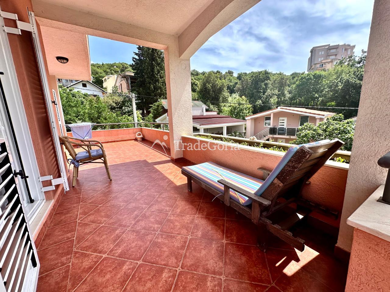 House with a Large Garden in Uteha