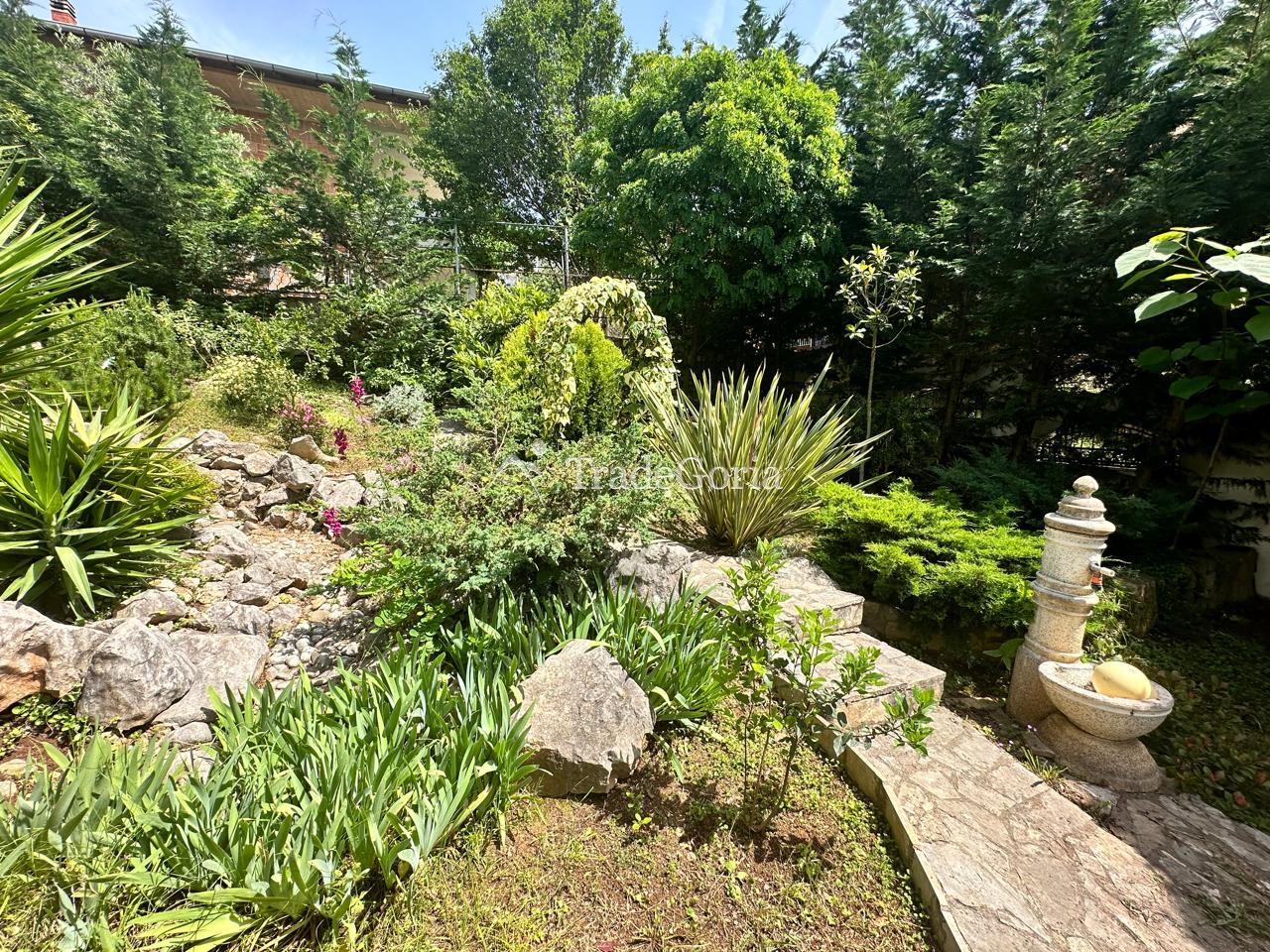 House with a Large Garden in Uteha