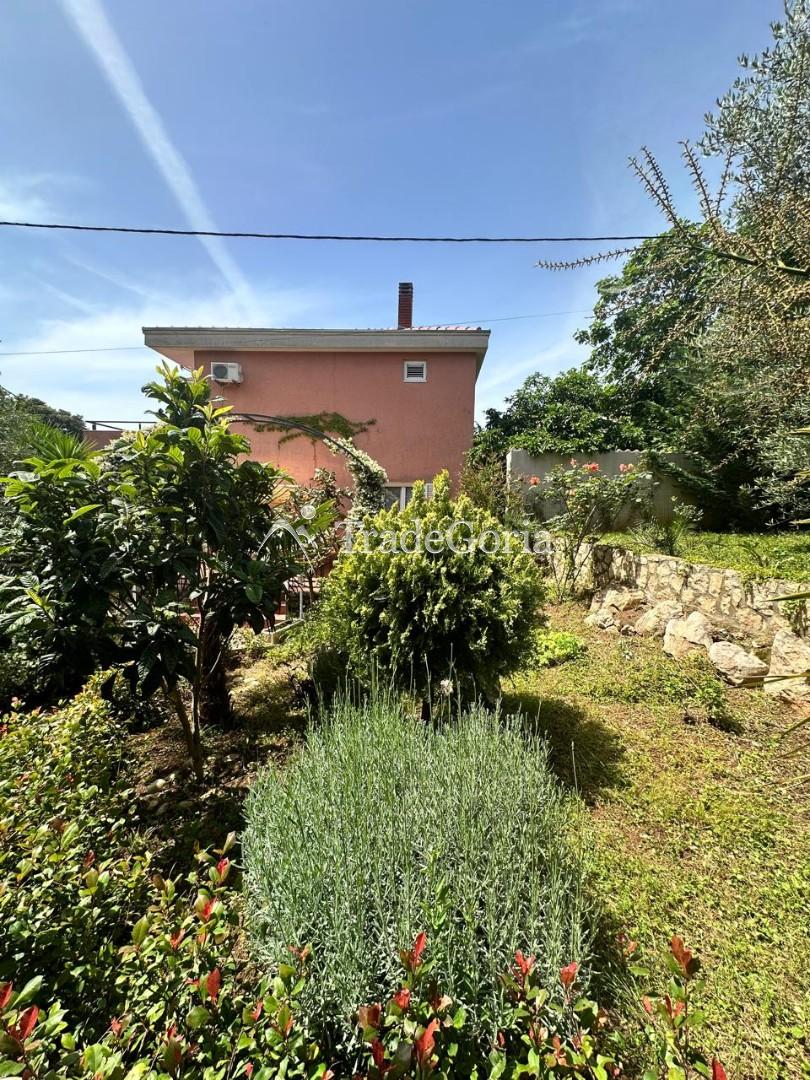 House with a Large Garden in Uteha
