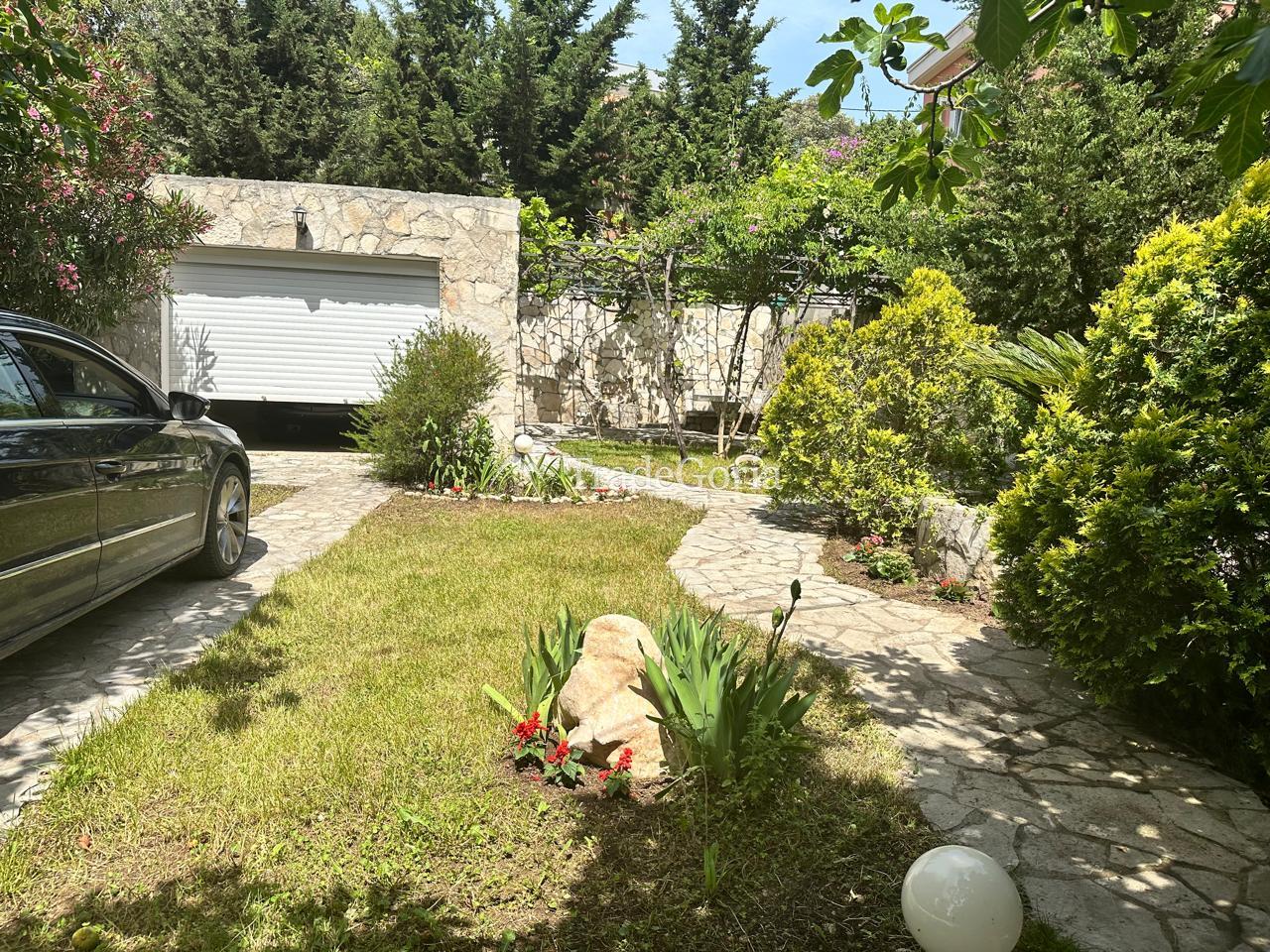 House with a Large Garden in Uteha