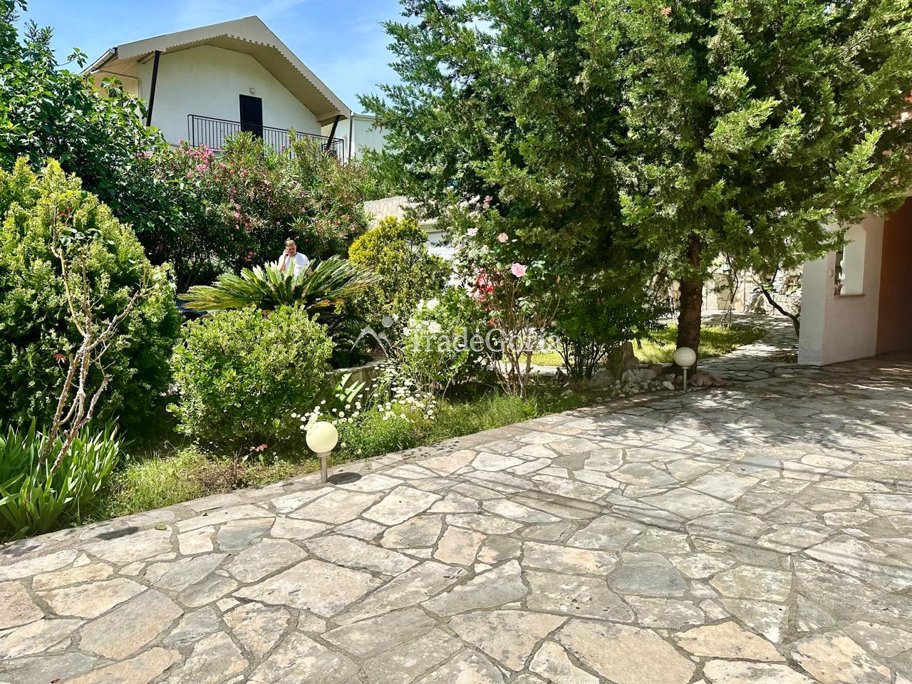 House with a Large Garden in Uteha