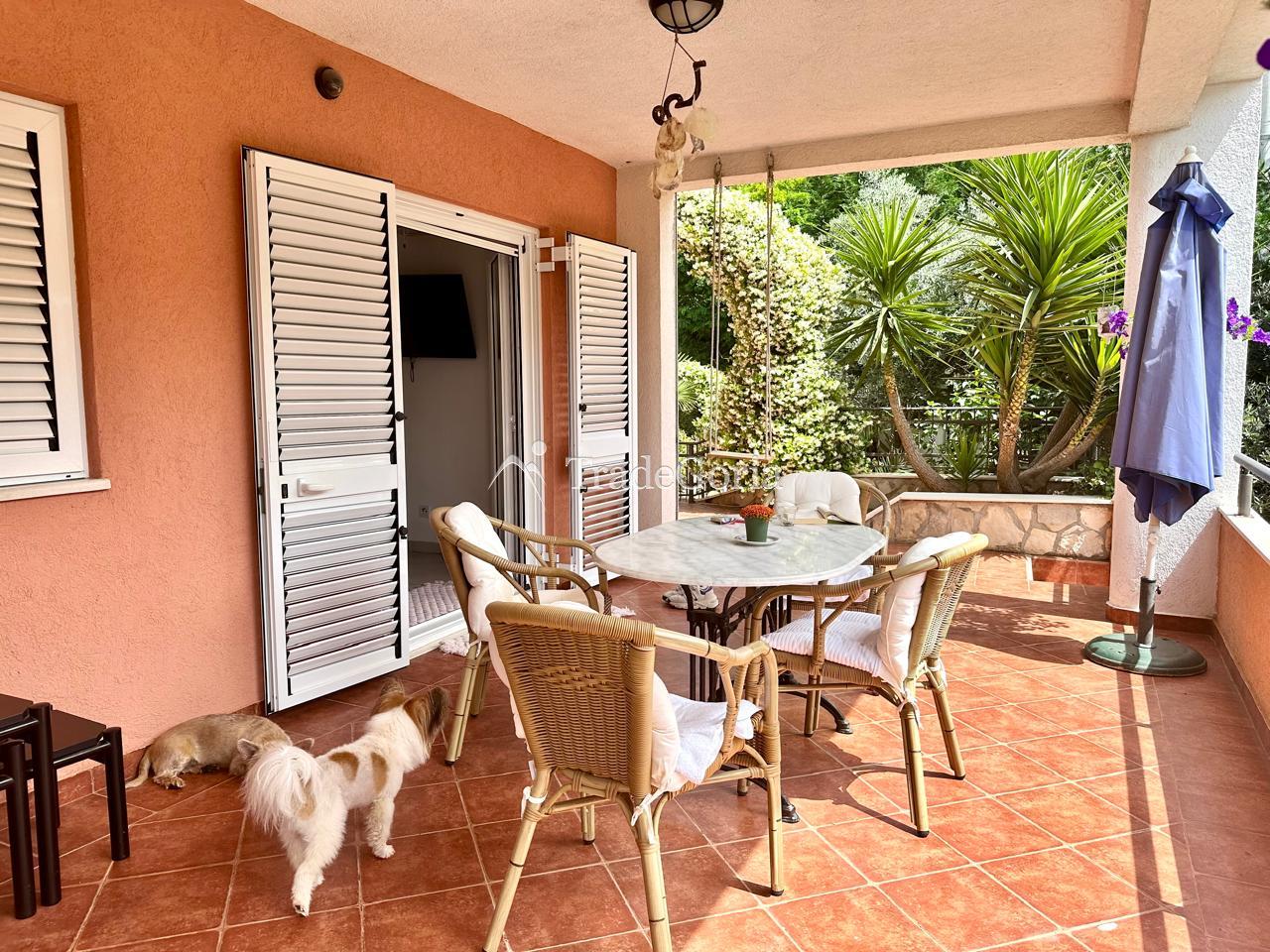 House with a Large Garden in Uteha