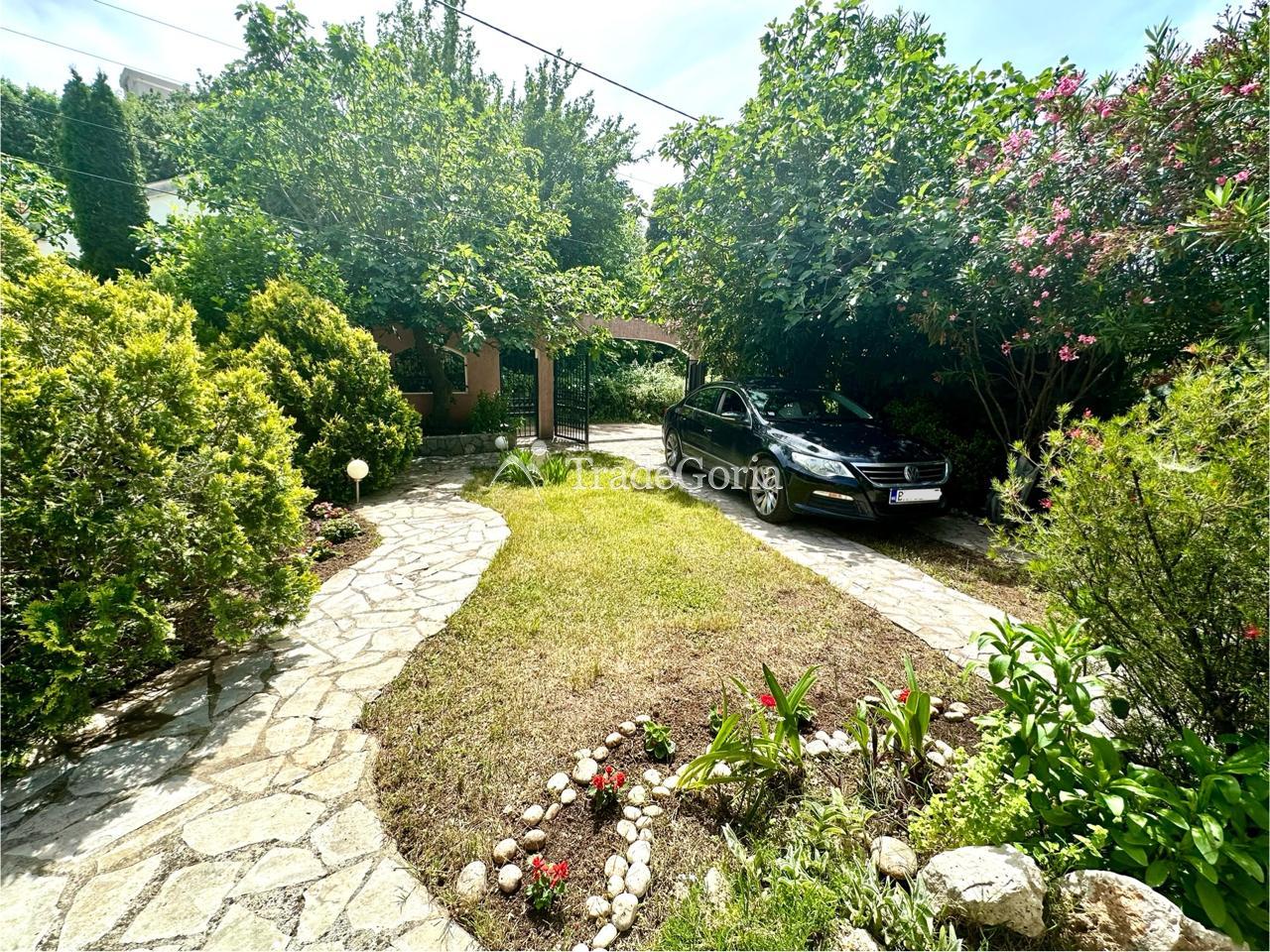 House with a Large Garden in Uteha