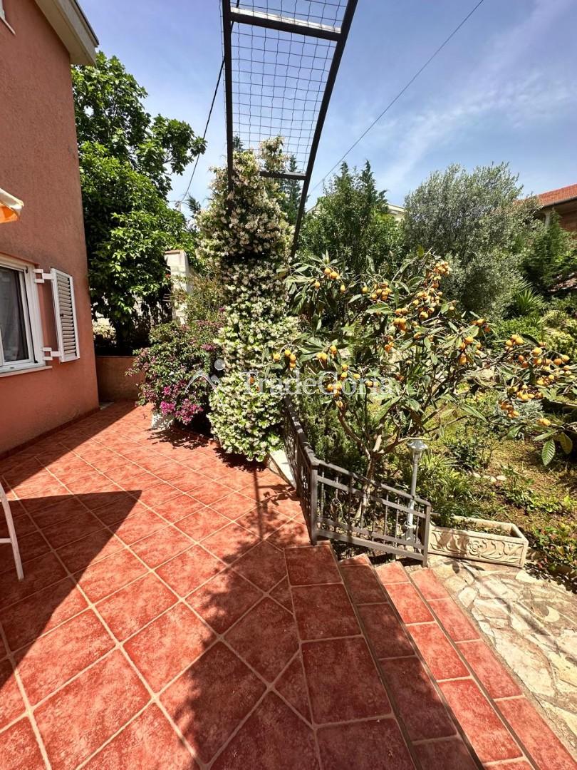 House with a Large Garden in Uteha