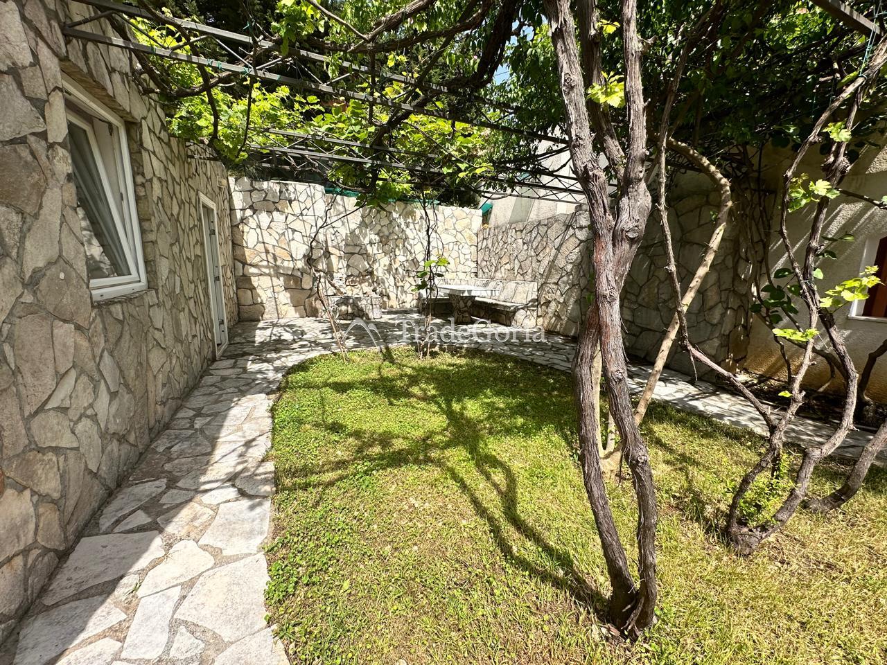 House with a Large Garden in Uteha