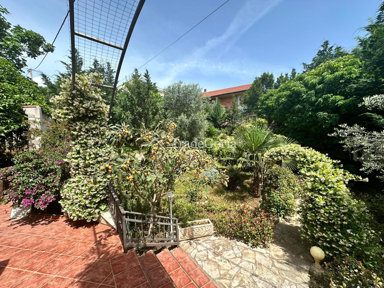 House with a Large Garden in Uteha