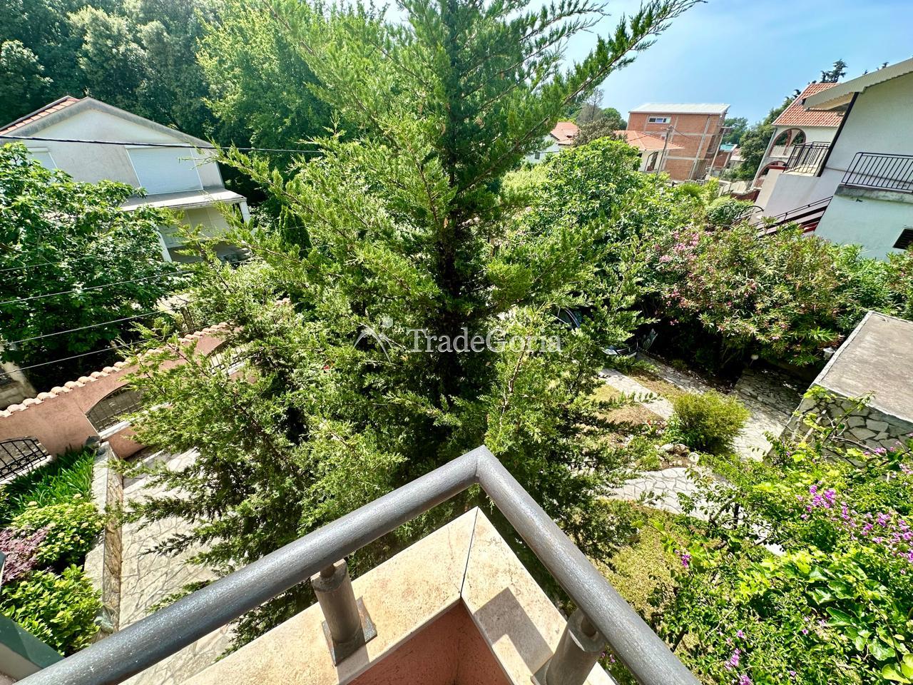 House with a Large Garden in Uteha