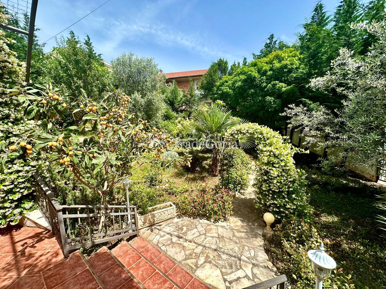 House with a Large Garden in Uteha