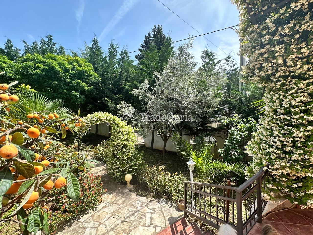 House with a Large Garden in Uteha