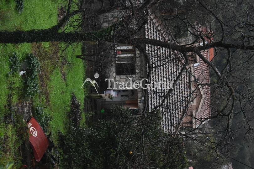Kuća sa velikim placem u Kotoru