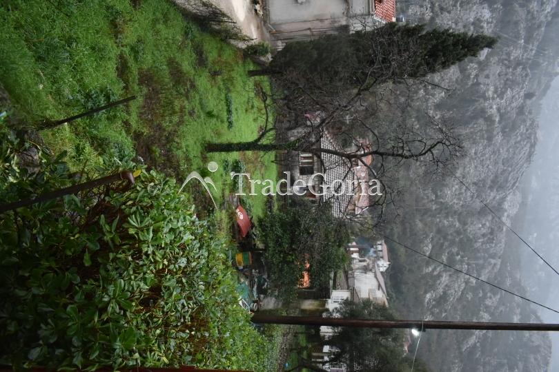 Kuća sa velikim placem u Kotoru