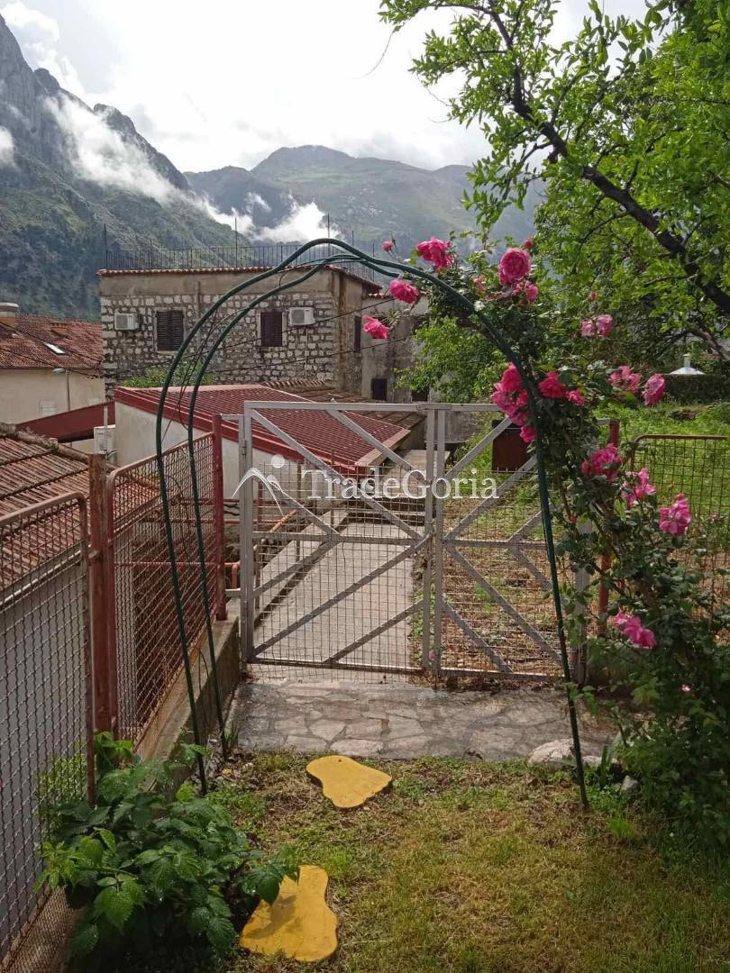 Haus in Perast, an der zweiten Reihe vom Meer, Kotor