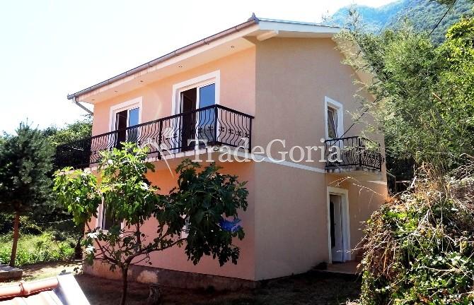 Zweistöckiges Haus in Risan, einem Vorort von Kotor