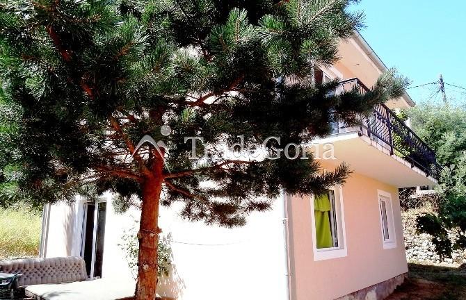 Zweistöckiges Haus in Risan, einem Vorort von Kotor