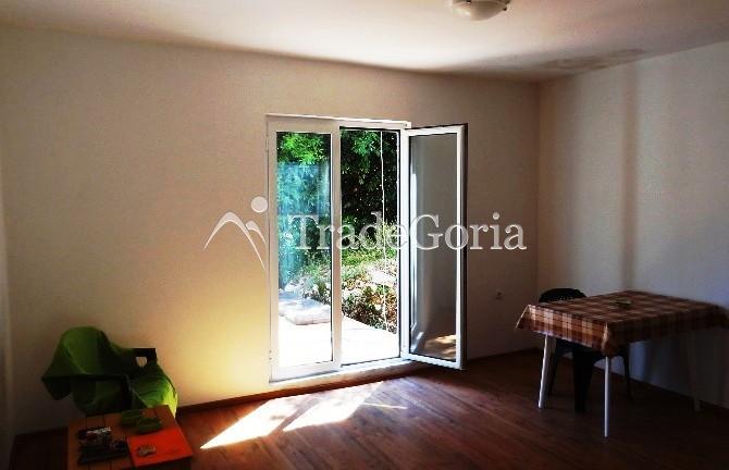 Zweistöckiges Haus in Risan, einem Vorort von Kotor