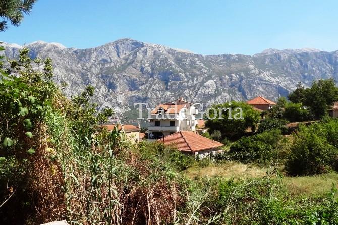 Zweistöckiges Haus in Risan, einem Vorort von Kotor