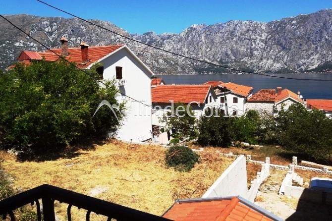 Zweistöckiges Haus in Risan, einem Vorort von Kotor