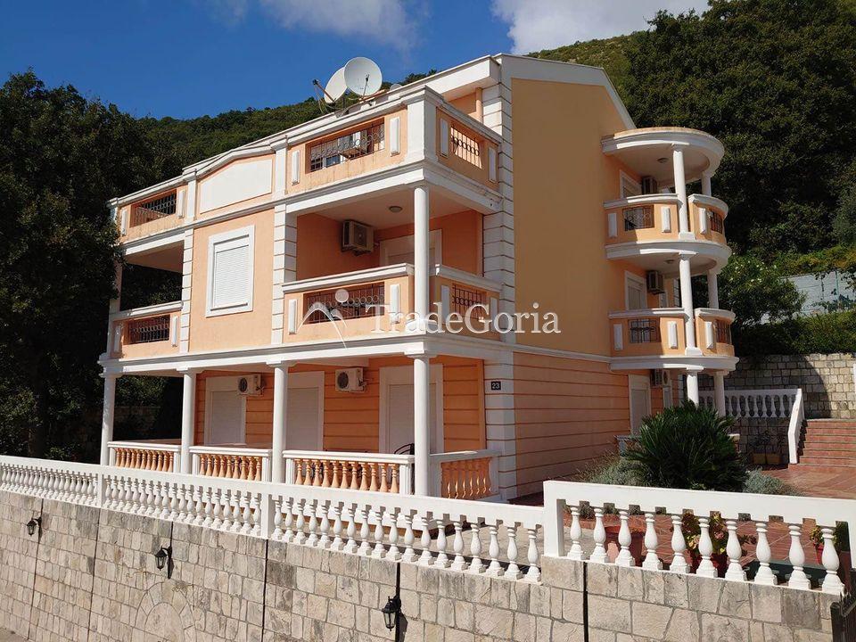 Exclusive villa in Petrovac, Budva Riviera, excellent quiet location.