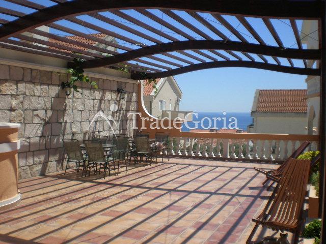 Exclusive villa in Petrovac, Budva Riviera, excellent quiet location.