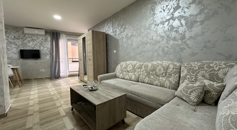 Izdaje se stan od 1. oktobra u Bečićima sa 1 spavaćom sobom 42m2