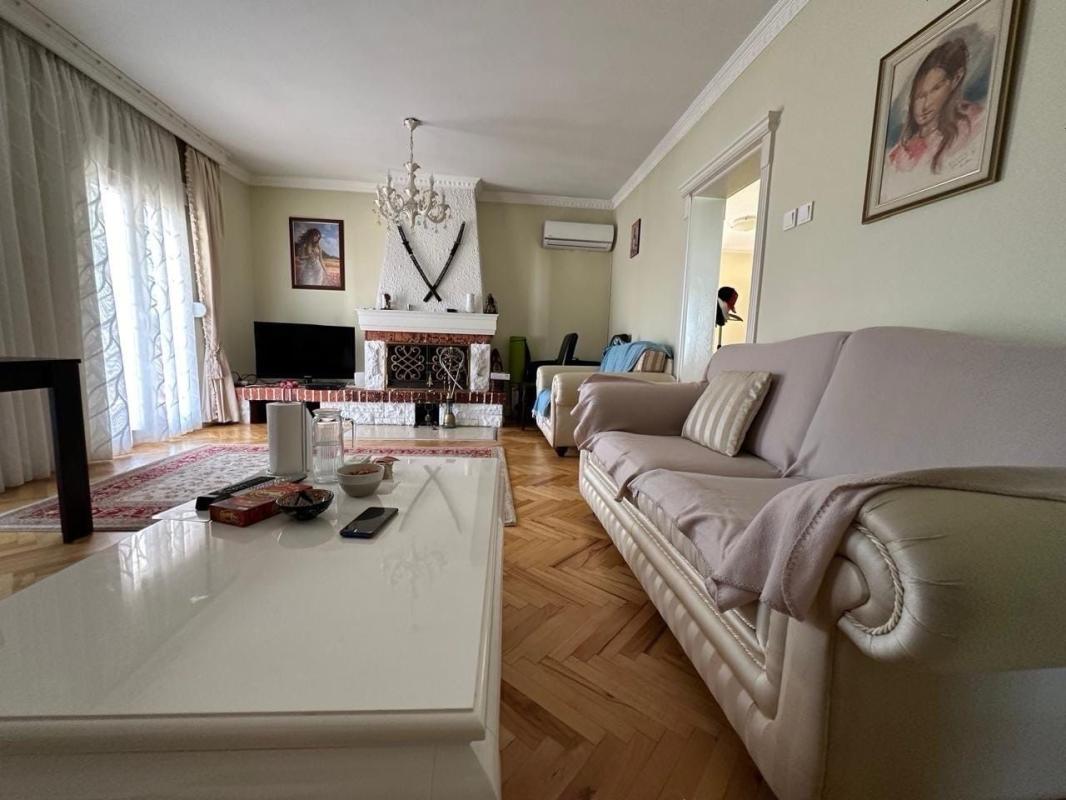 Продается большой семейный дом 250 м² с бассейном в Баре