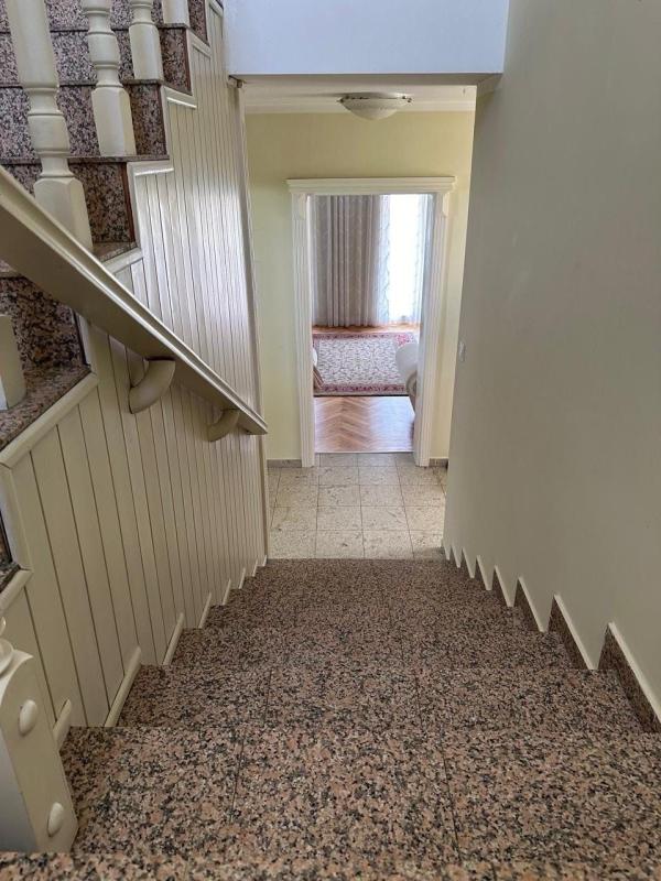 Продается большой семейный дом 250 м² с бассейном в Баре