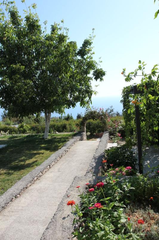 Na prodaju velika kuća sa pogledom na more u Dobroj Vodi.