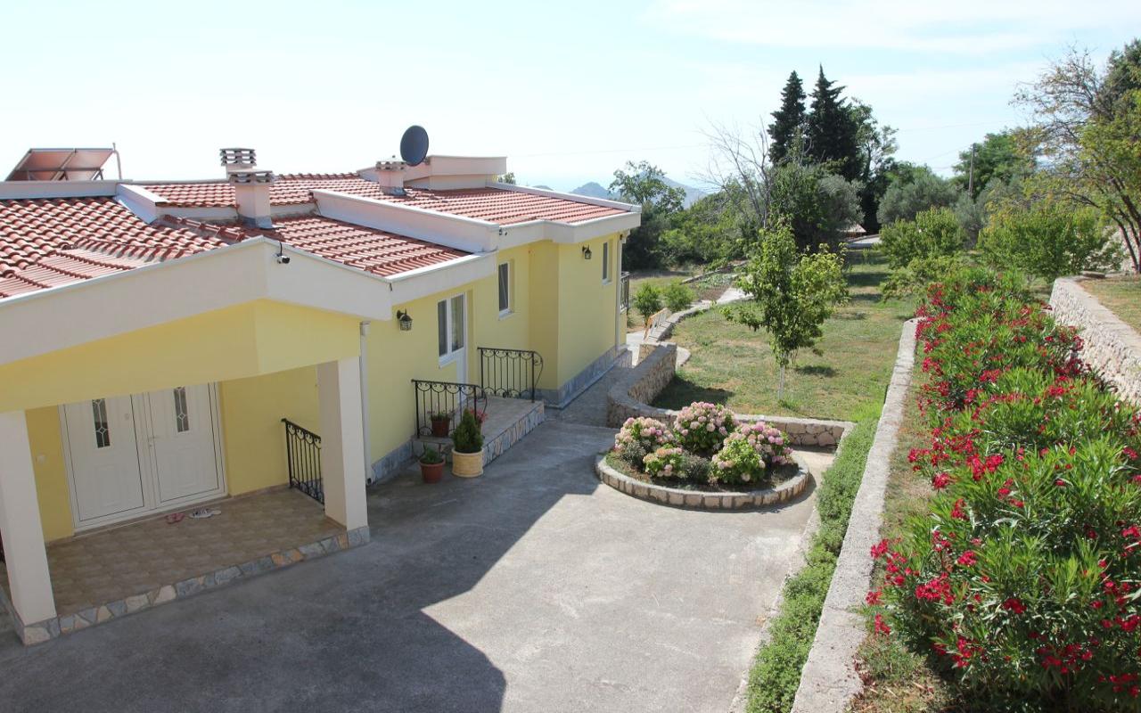 Na prodaju velika kuća sa pogledom na more u Dobroj Vodi.