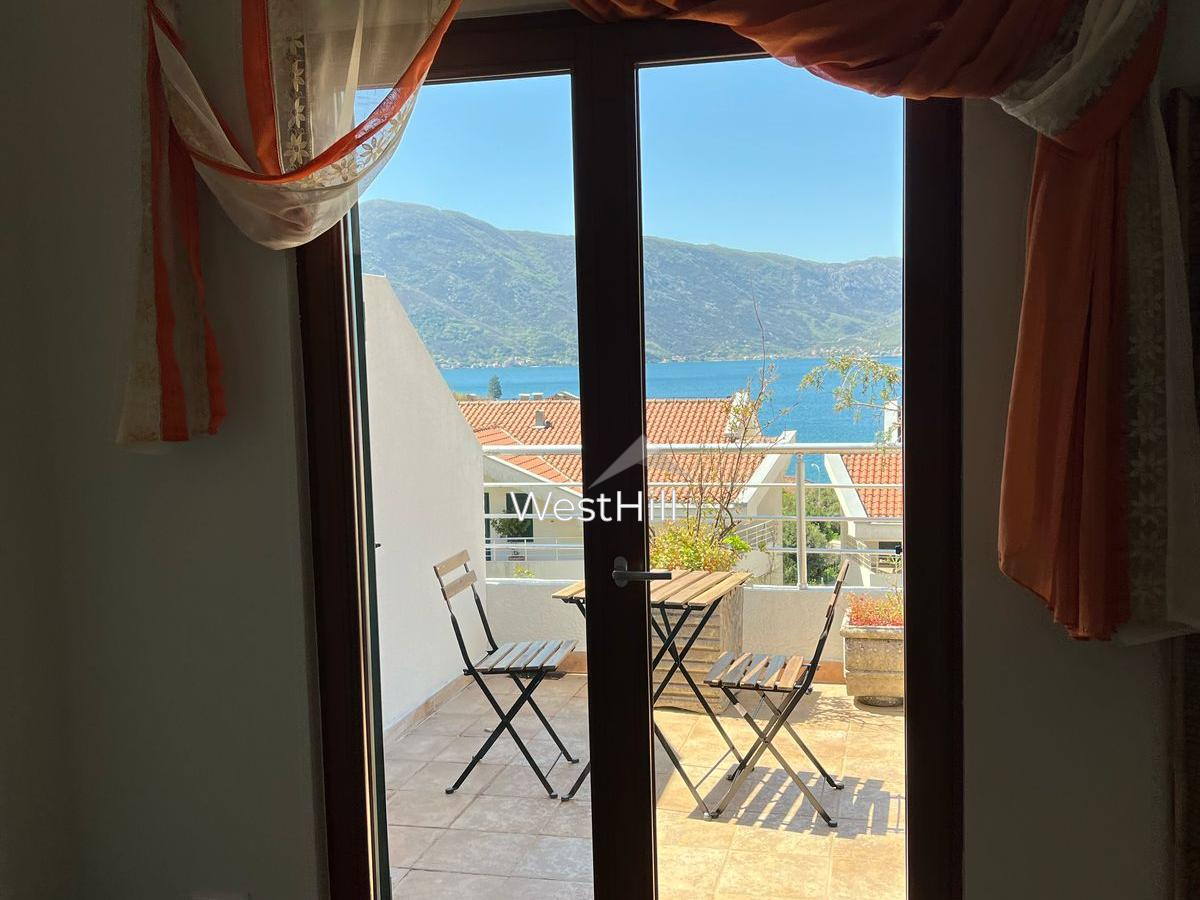 Große dreistöckige Duplex-Wohnung mit Meerblick in Risan