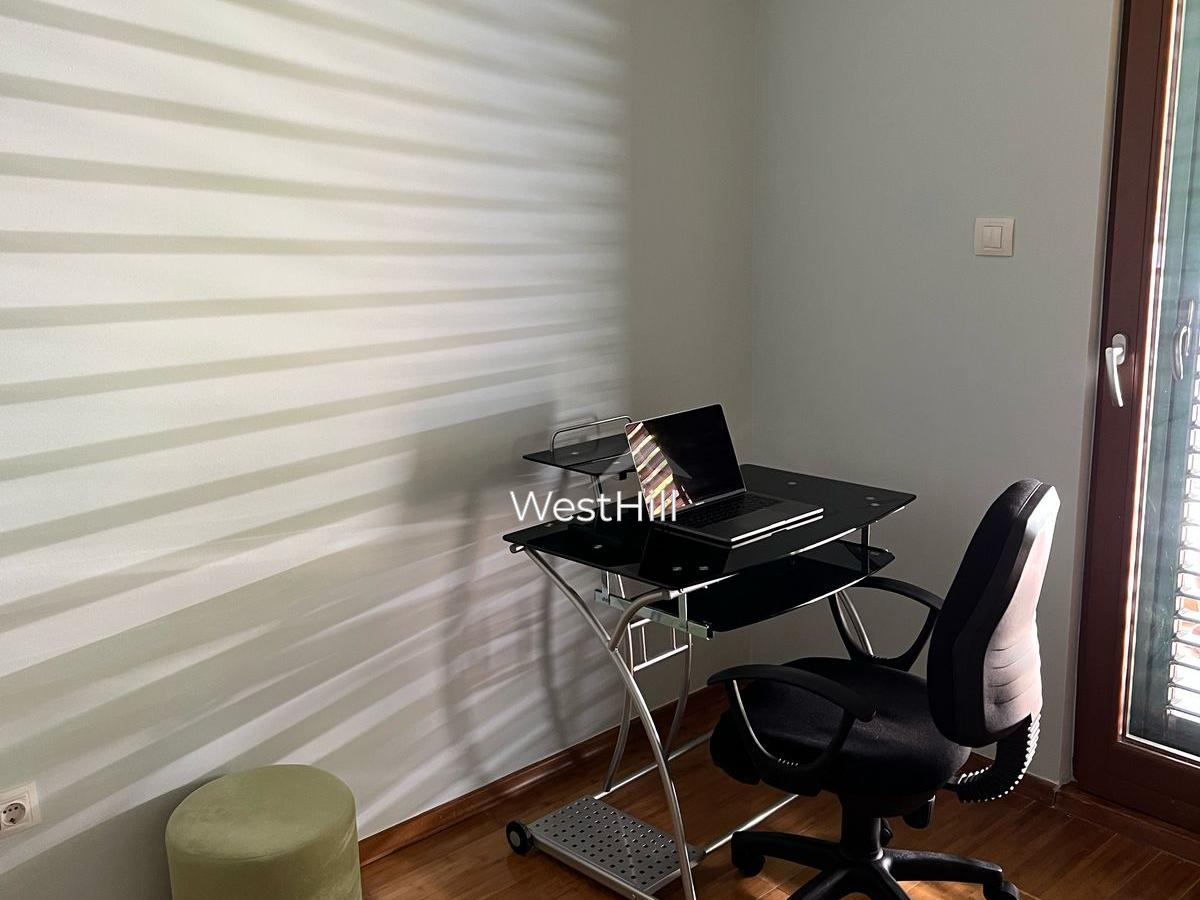 Große dreistöckige Duplex-Wohnung mit Meerblick in Risan