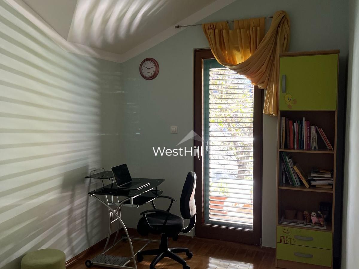 Große dreistöckige Duplex-Wohnung mit Meerblick in Risan