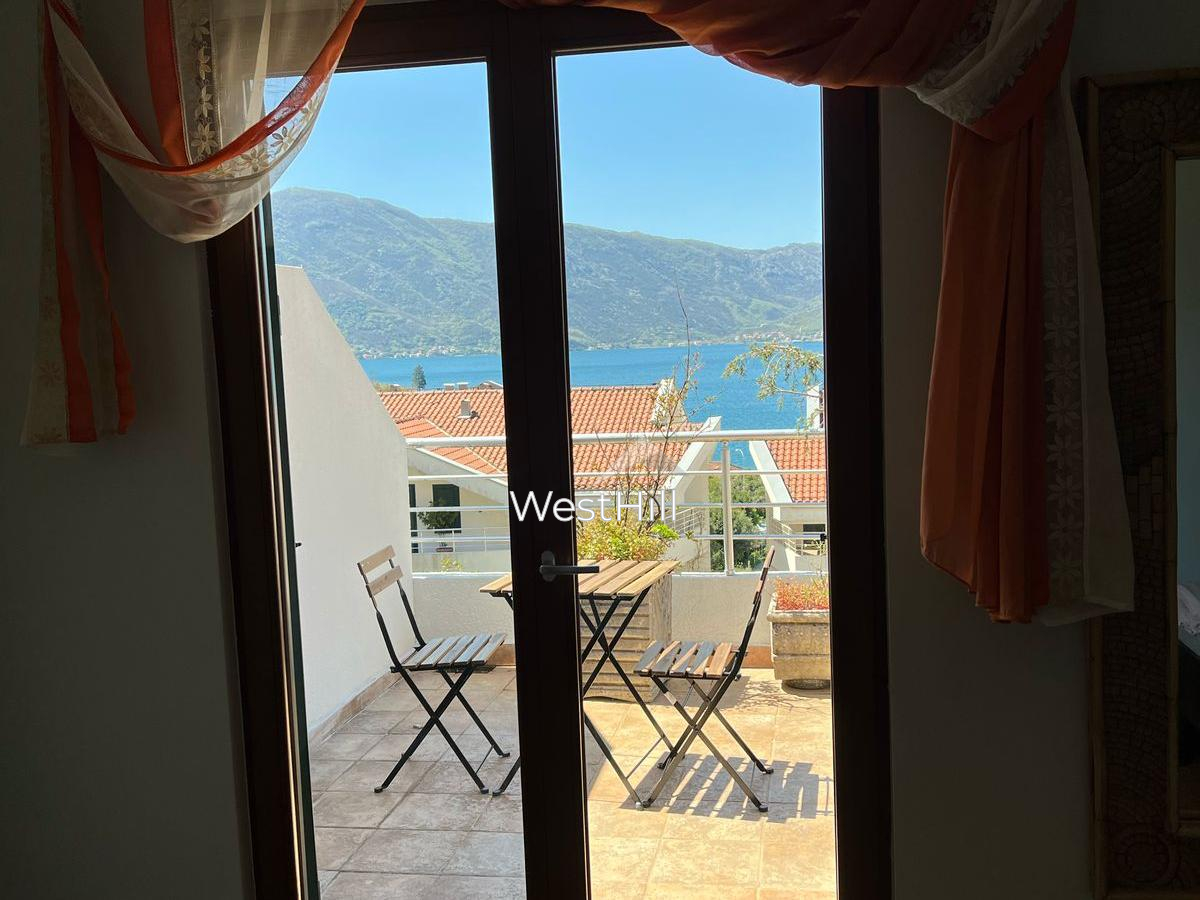 Große dreistöckige Duplex-Wohnung mit Meerblick in Risan