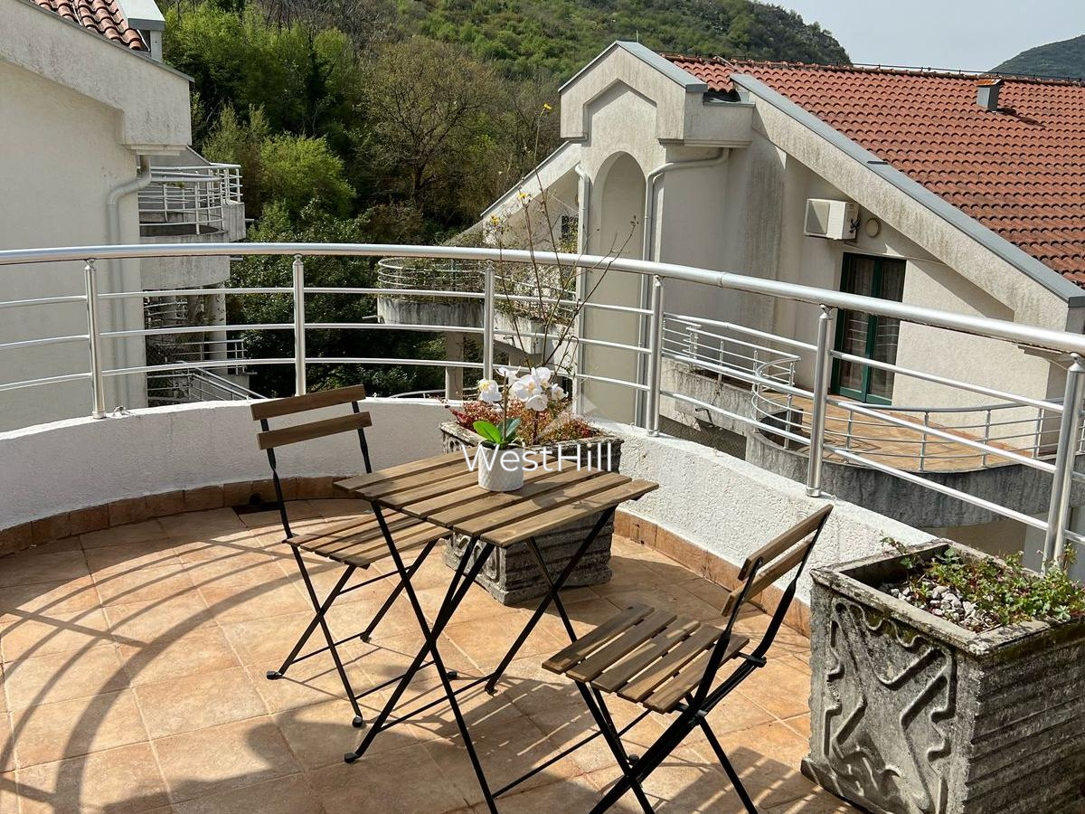 Große dreistöckige Duplex-Wohnung mit Meerblick in Risan
