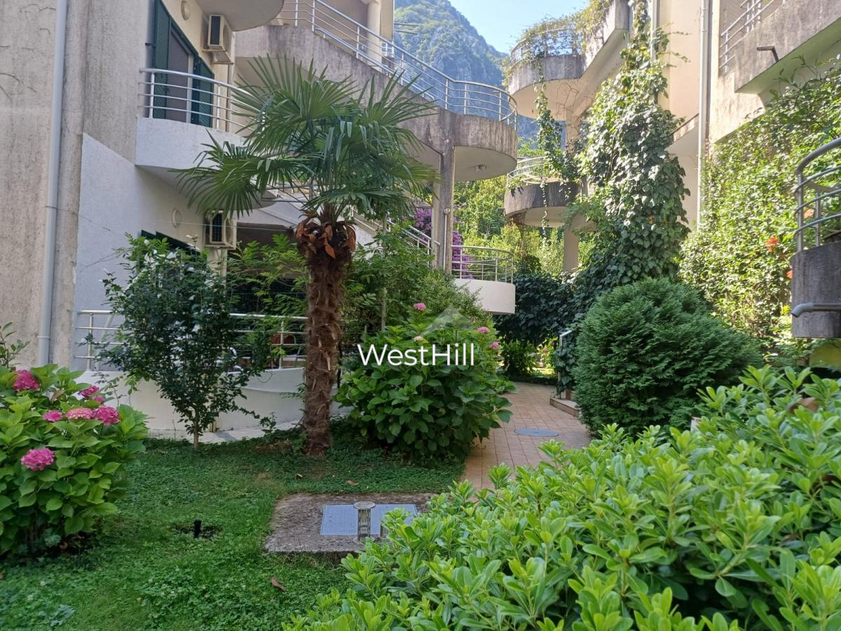 Große dreistöckige Duplex-Wohnung mit Meerblick in Risan