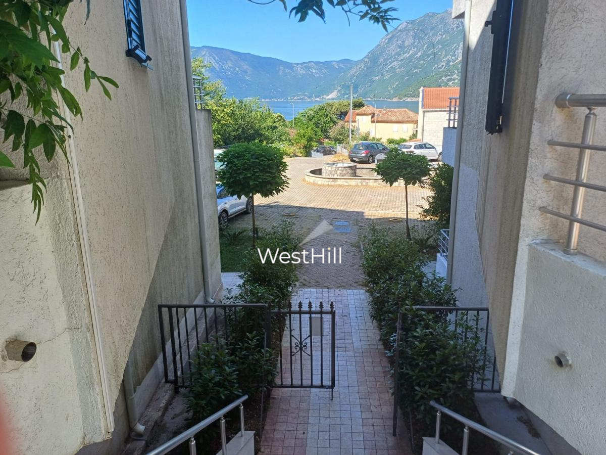 Große dreistöckige Duplex-Wohnung mit Meerblick in Risan