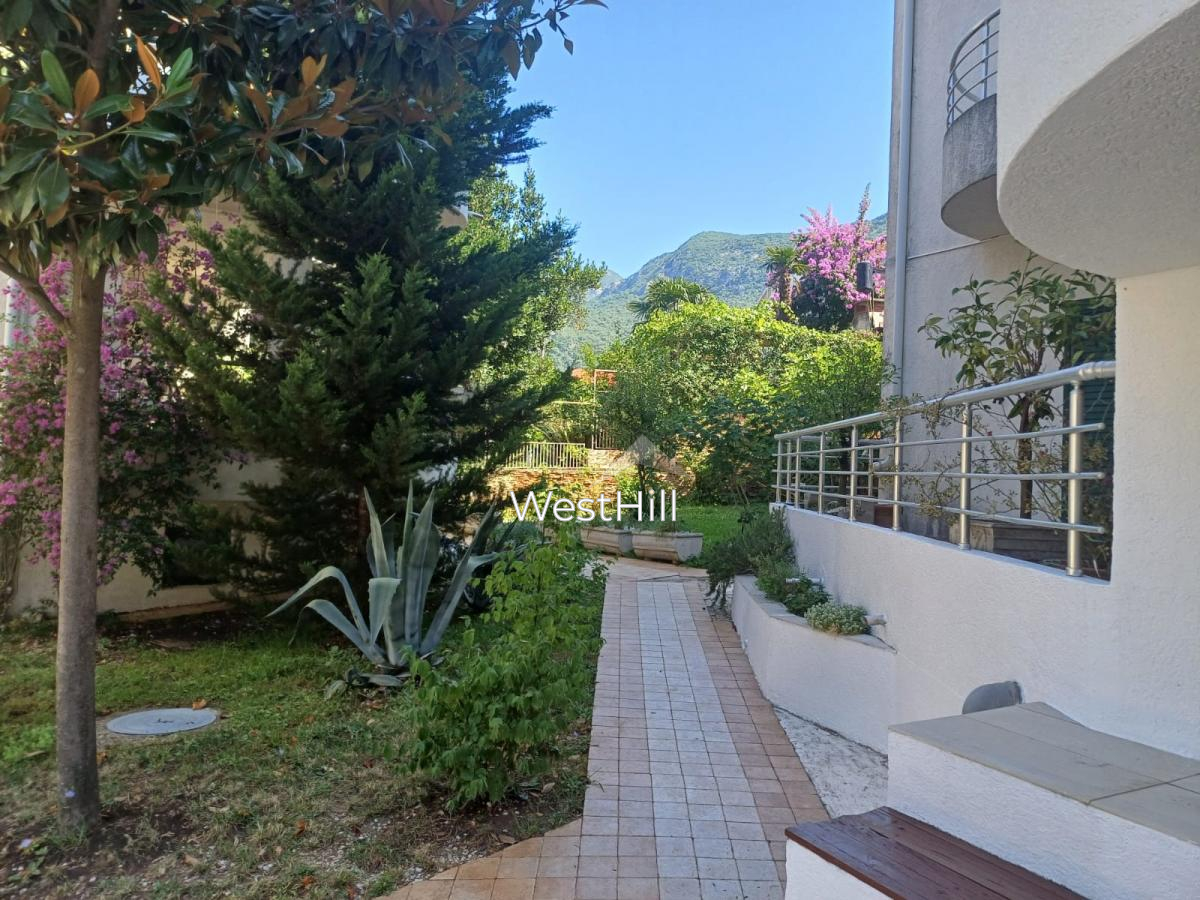 Große dreistöckige Duplex-Wohnung mit Meerblick in Risan