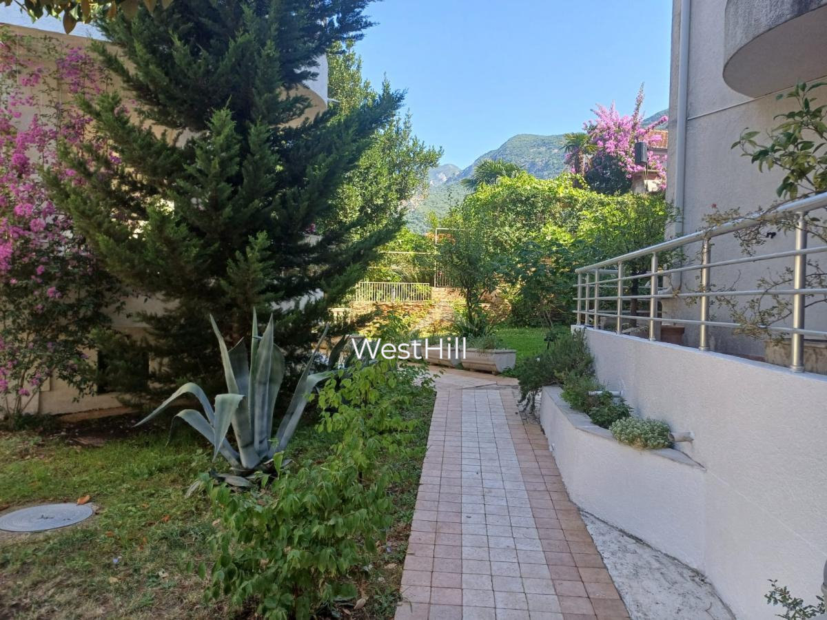 Große dreistöckige Duplex-Wohnung mit Meerblick in Risan