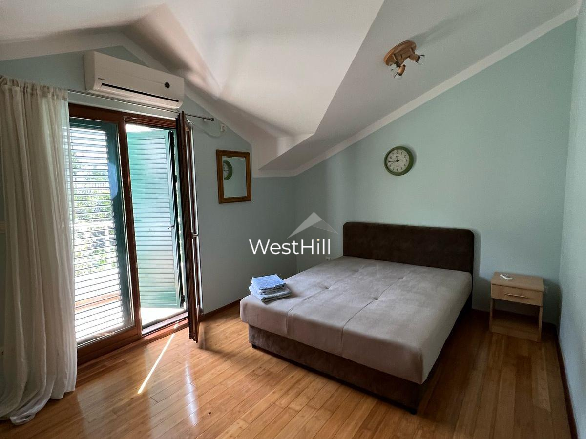 Große dreistöckige Duplex-Wohnung mit Meerblick in Risan