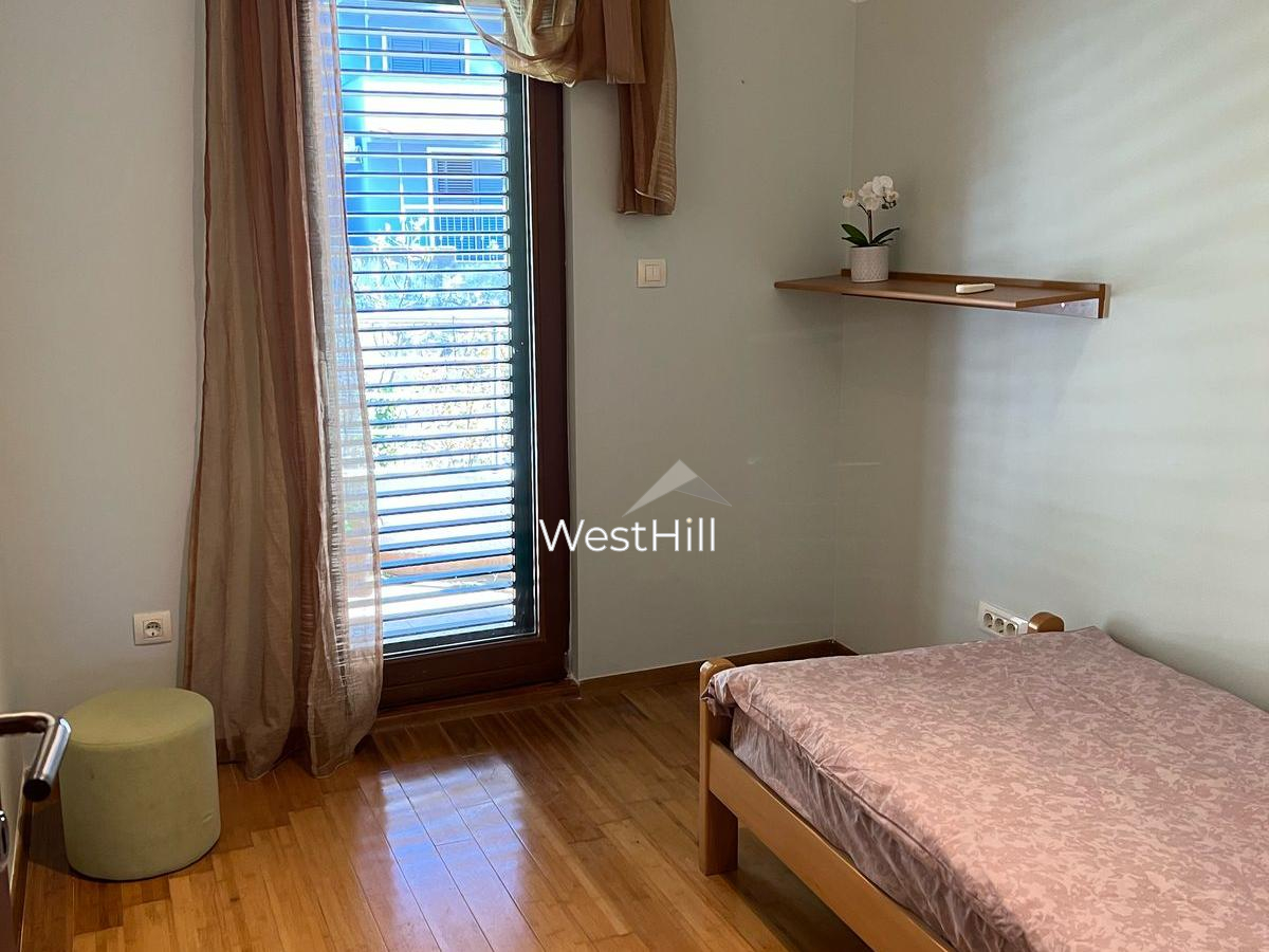 Große dreistöckige Duplex-Wohnung mit Meerblick in Risan