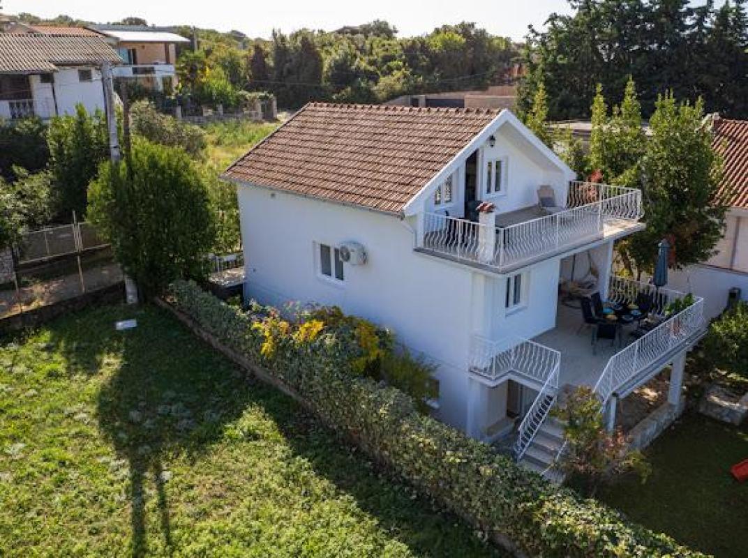 For sale a large three-storey house with a garage in Solace