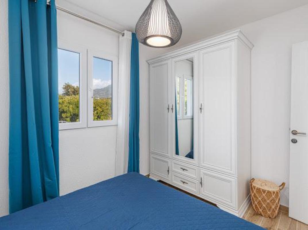 For sale a large three-storey house with a garage in Solace