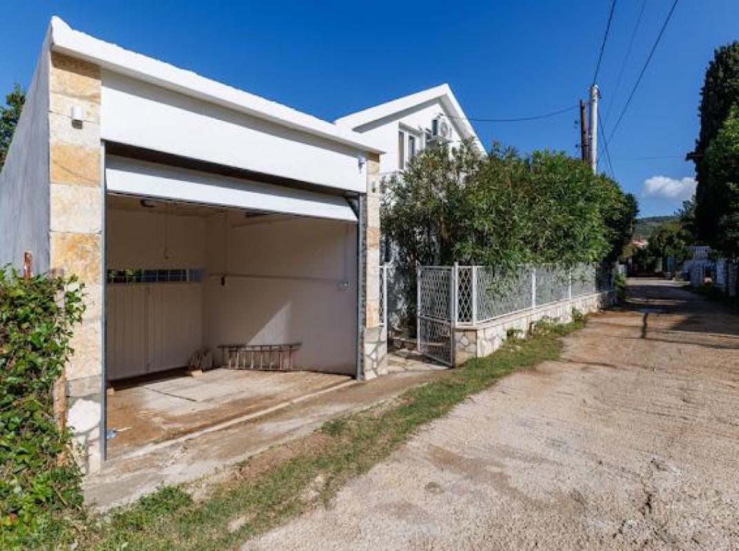 For sale a large three-storey house with a garage in Solace