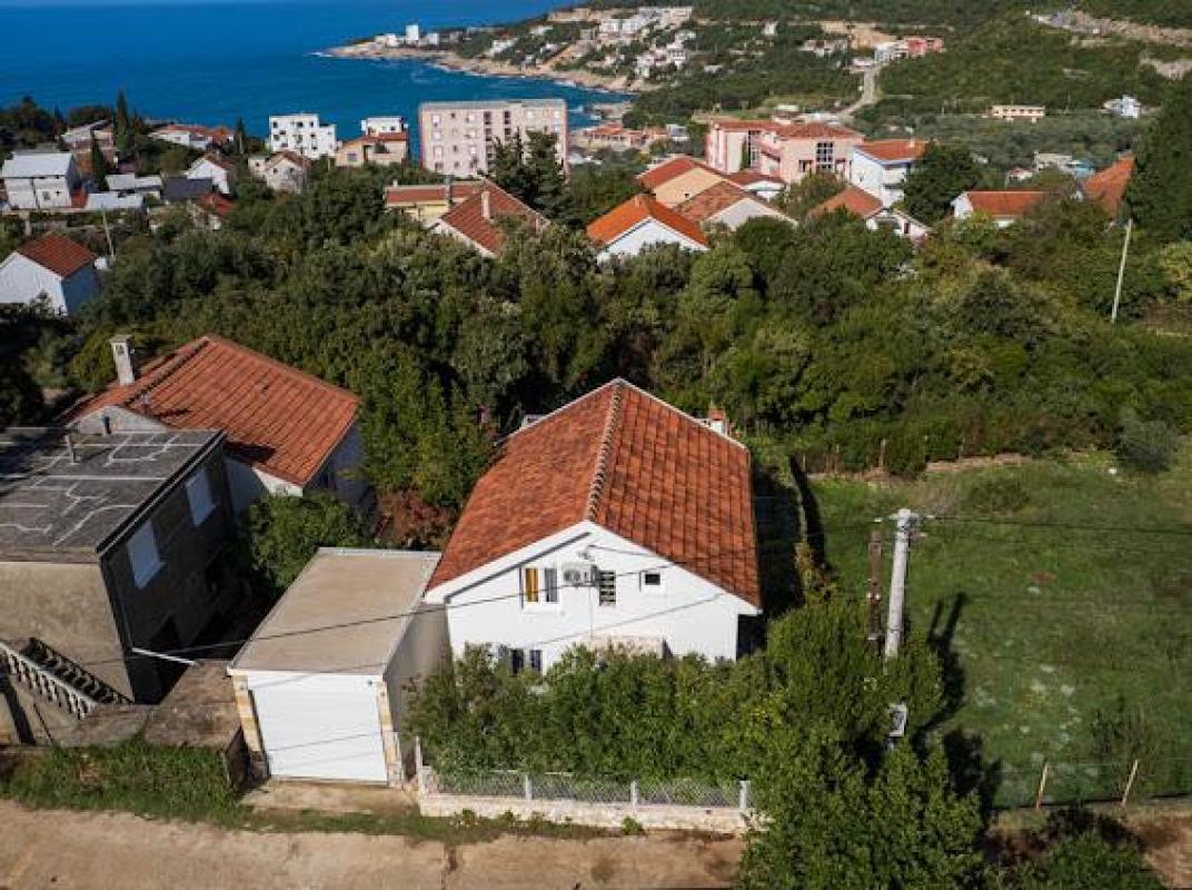 For sale a large three-storey house with a garage in Solace