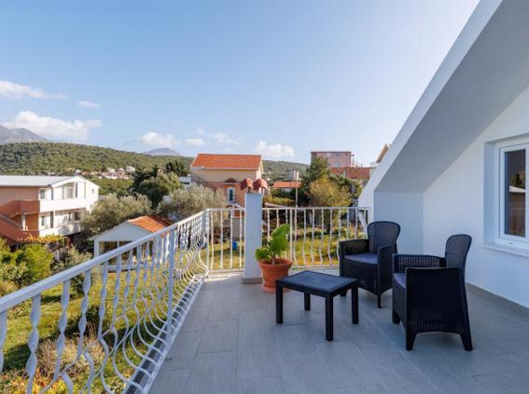 For sale a large three-storey house with a garage in Solace