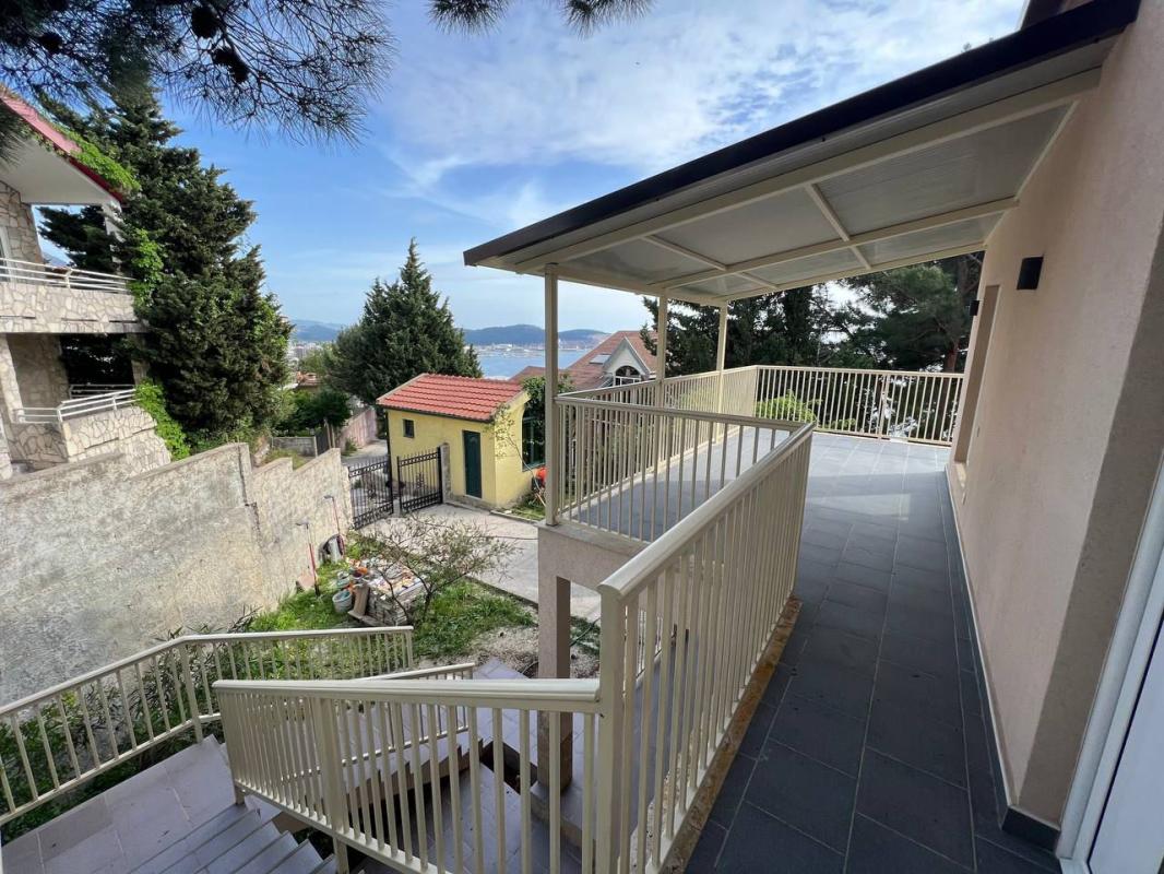 For sale a two-storey house of over 135 m2 with garage and sea view, Bar