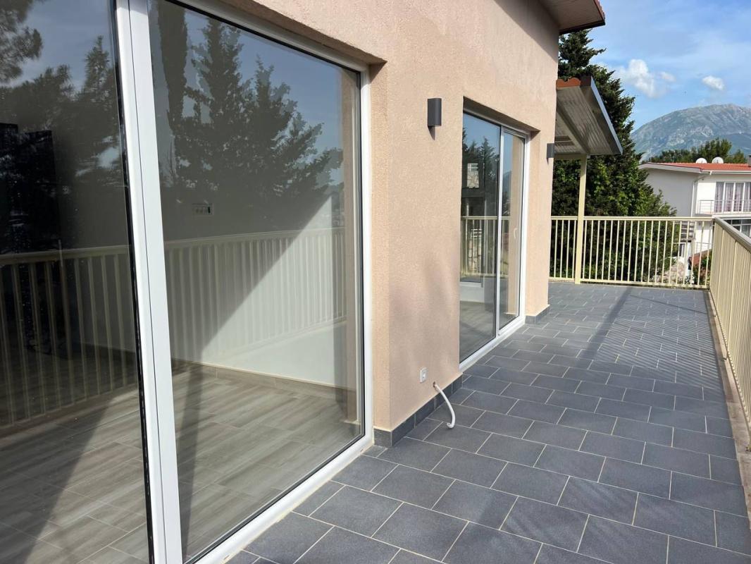 For sale a two-storey house of over 135 m2 with garage and sea view, Bar